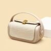 ​👜 Minimalist Structured Flap Shoulder BagElevate your everyday style with our Minimalist Structured Flap Bag. Designed with a chic mix of woven textured fabrics and smooth leather finishes, this bag brings a modern, sophisticated touch to any outfit—whether you're heading to work, brunch, or an evening outing.