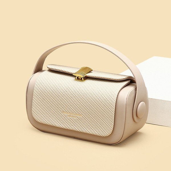 ​👜 Minimalist Structured Flap Shoulder BagElevate your everyday style with our Minimalist Structured Flap Bag. Designed with a chic mix of woven textured fabrics and smooth leather finishes, this bag brings a modern, sophisticated touch to any outfit—whether you're heading to work, brunch, or an evening outing.