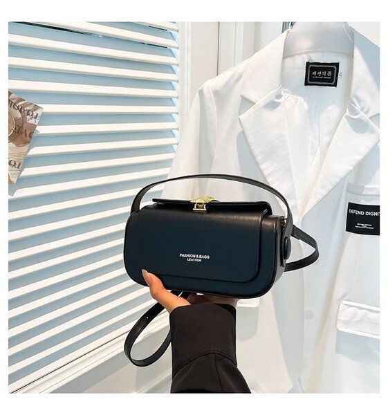 ​👜 Minimalist Structured Flap Shoulder BagElevate your everyday style with our Minimalist Structured Flap Bag. Designed with a chic mix of woven textured fabrics and smooth leather finishes, this bag brings a modern, sophisticated touch to any outfit—whether you're heading to work, brunch, or an evening outing.