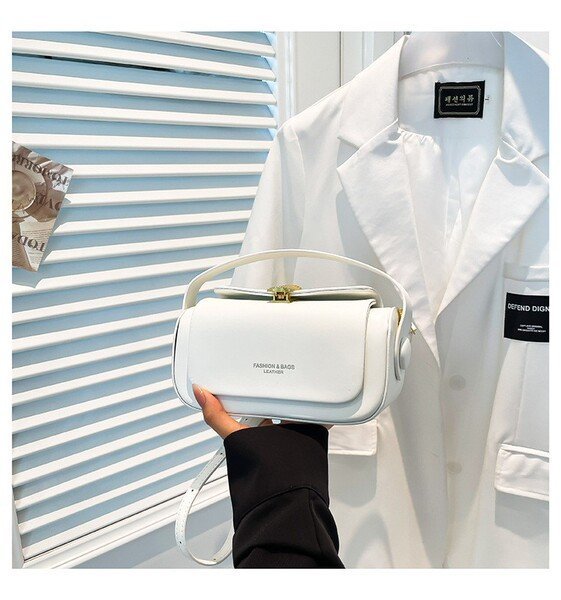 ​👜 Minimalist Structured Flap Shoulder BagElevate your everyday style with our Minimalist Structured Flap Bag. Designed with a chic mix of woven textured fabrics and smooth leather finishes, this bag brings a modern, sophisticated touch to any outfit—whether you're heading to work, brunch, or an evening outing.